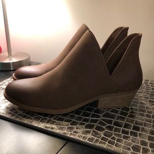 Target/Universal Thread Brown Booties Size 9.5